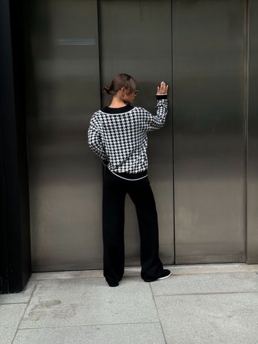 Костюм женский трикотажный черно-белого цвета