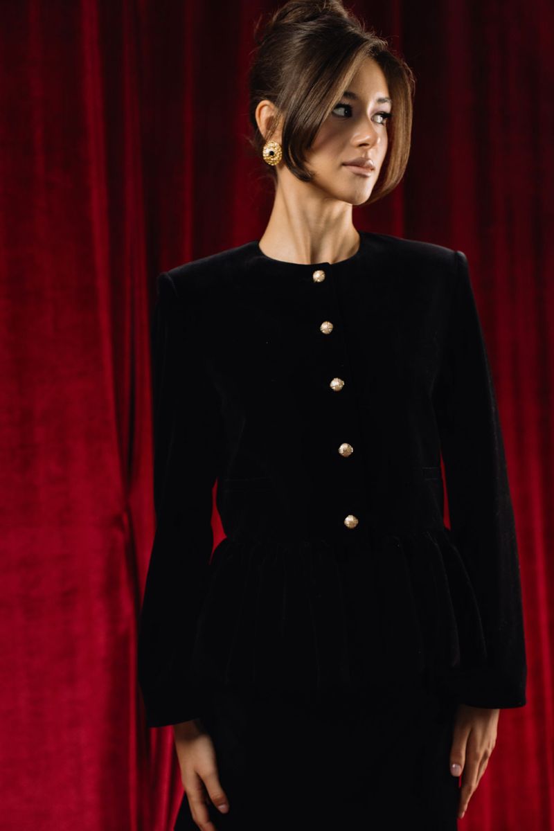 Жакет из бархата с объемной баской черный