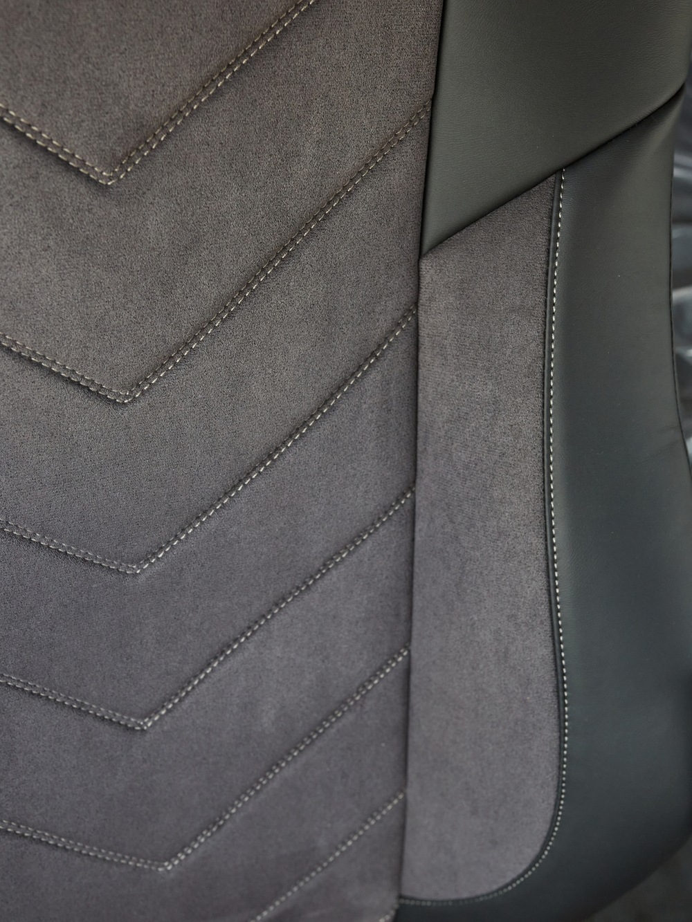Чехлы Люкс Sitrak MAX; SITRAK C7H с 2024 г (экокожа, черный, серая вставка)