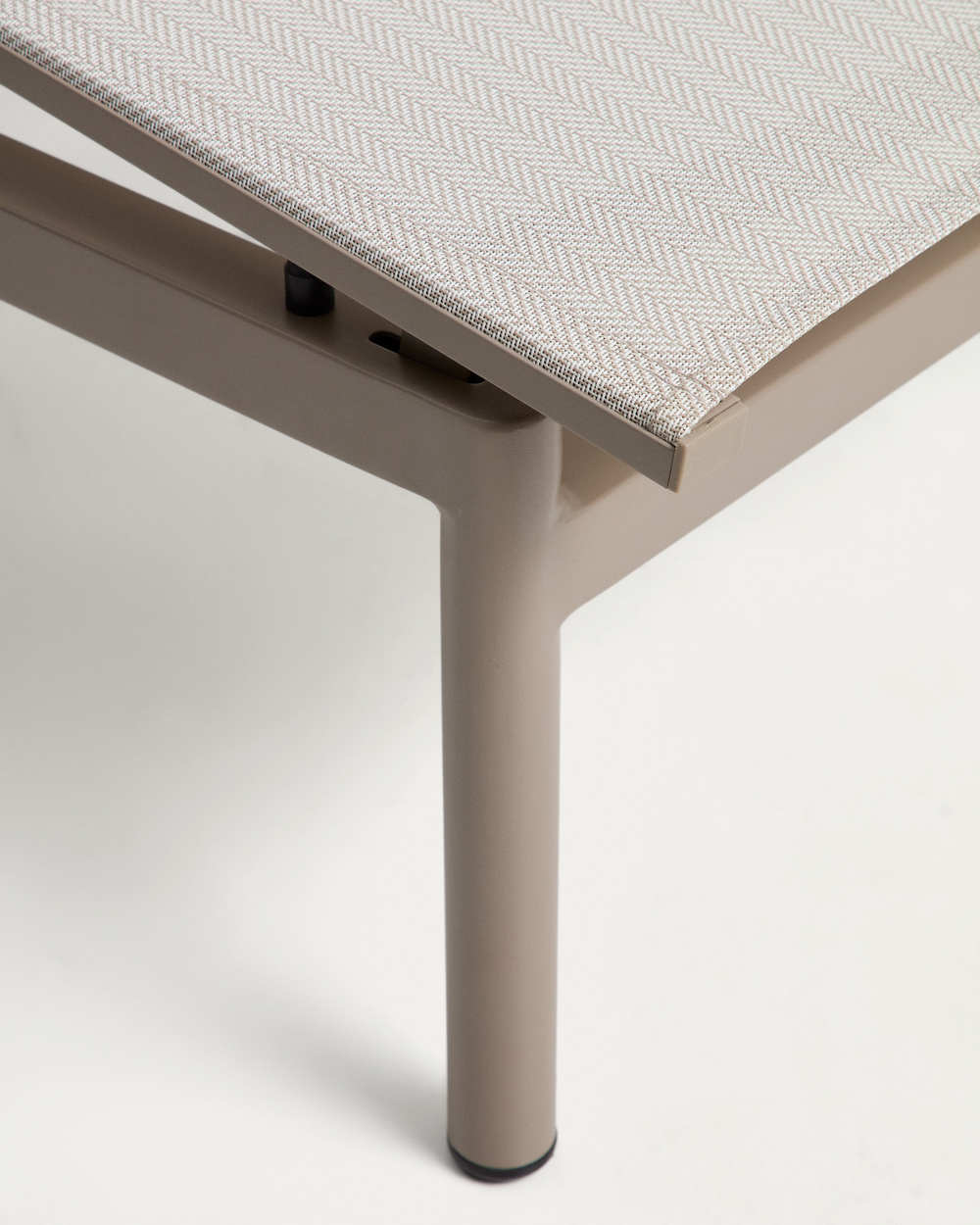 Шезлонг Lesina из алюминия и ткани цвета экрю