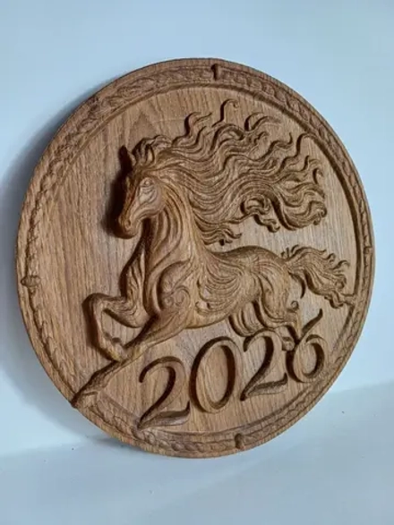 Панно из дуба сувенир Лошадь 2026 D=20см