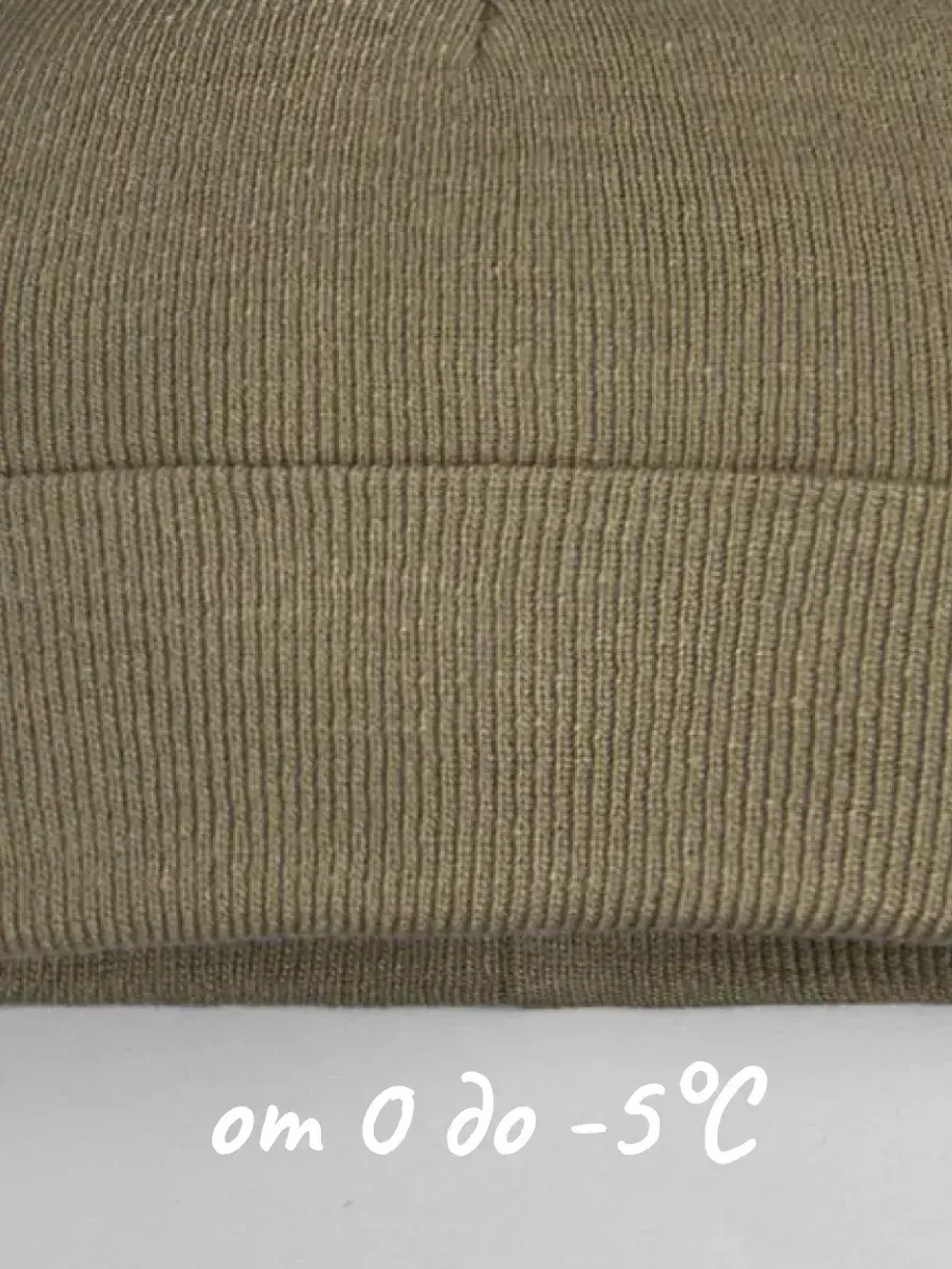 Шапка детская осенняя с помпонами