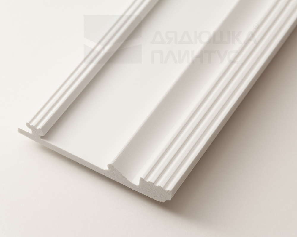 Белый плинтус из UHD Polymer. Длина 2400 мм. Высота 100 мм. Ширина 14 мм.