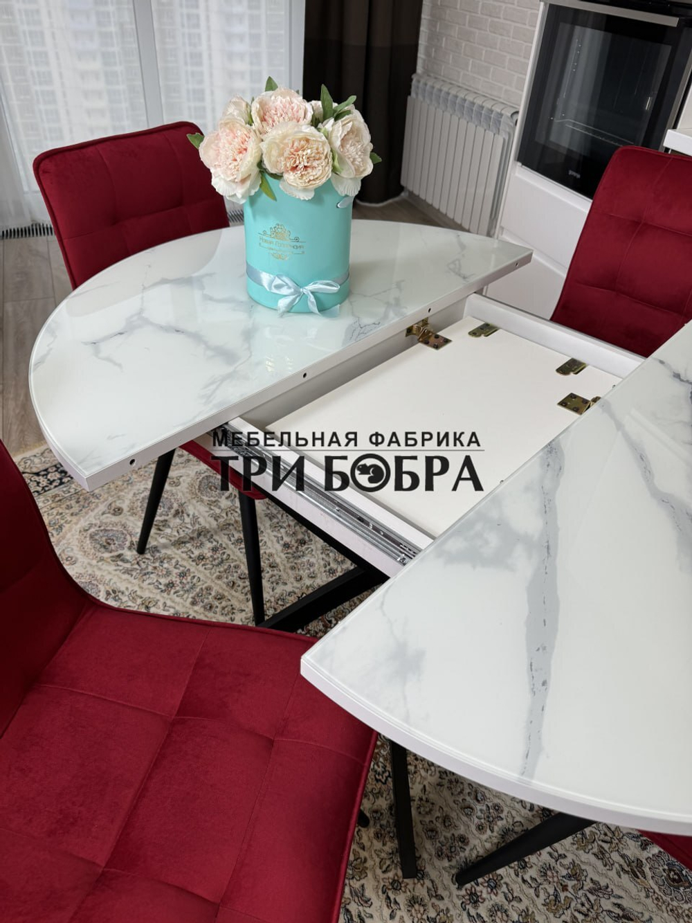 Круглый стеклянный раздвижной стол "Серый мрамор 262" и стулья "ГУЧИ" бордовый