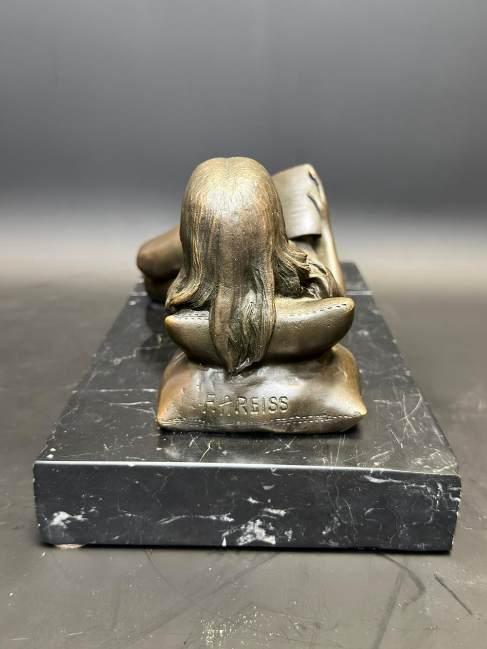 Бронзовая скульптура «Девушка с книгой»