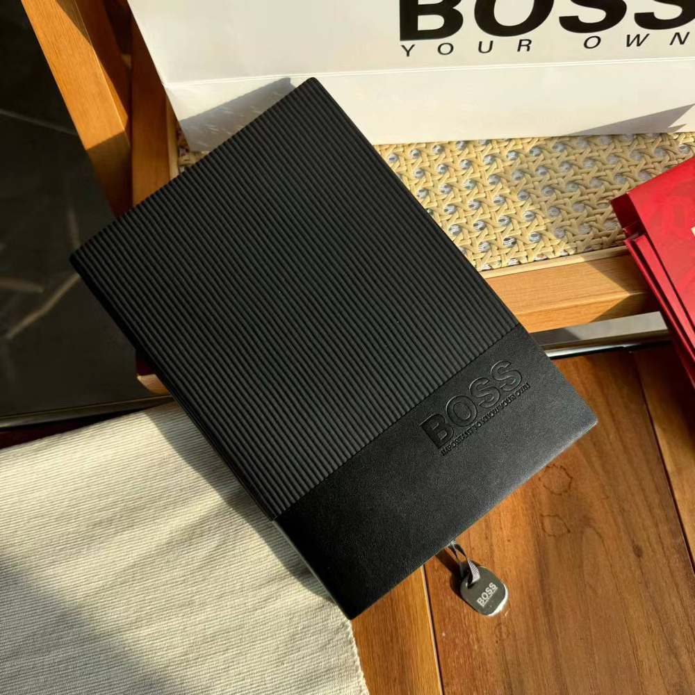Набор Hugo Boss (блокнот + ручка + термос + брелок)