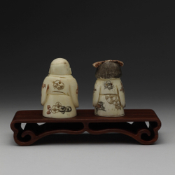 Сет нэцкэ Два ребенка Карако (мальчик и девочка) на подставке