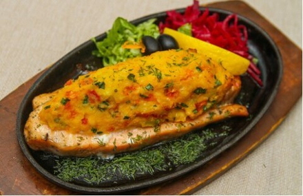 Семга запеченная под овощами