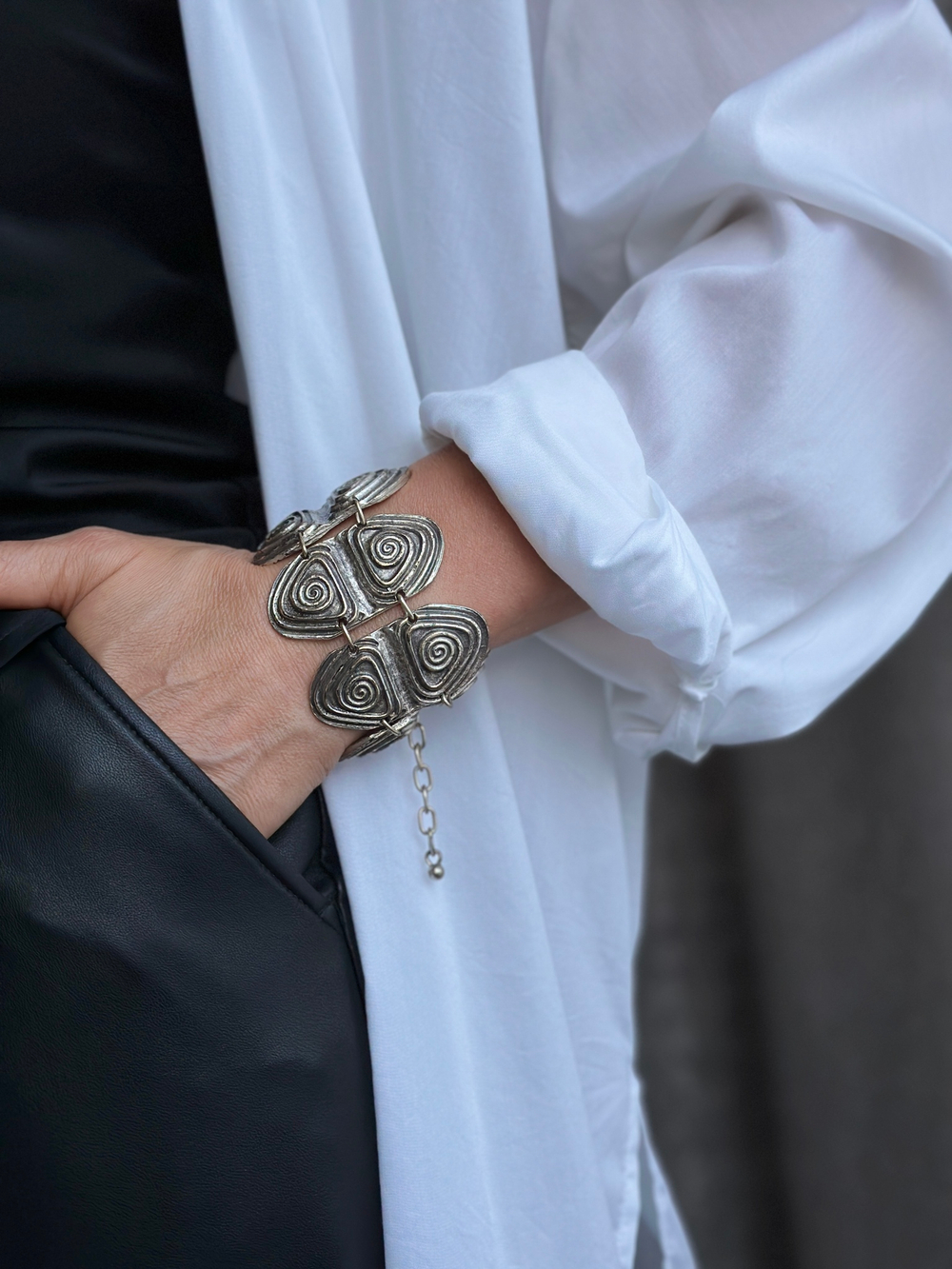 Браслет в греческом стиле треугольники бесконечность. Оттенок черненое серебро. Застежка карабин. Регулировка длины.