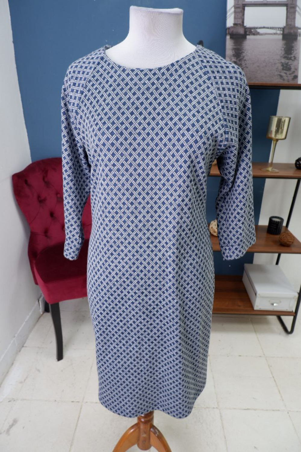 Платье лаконичное 46 размер