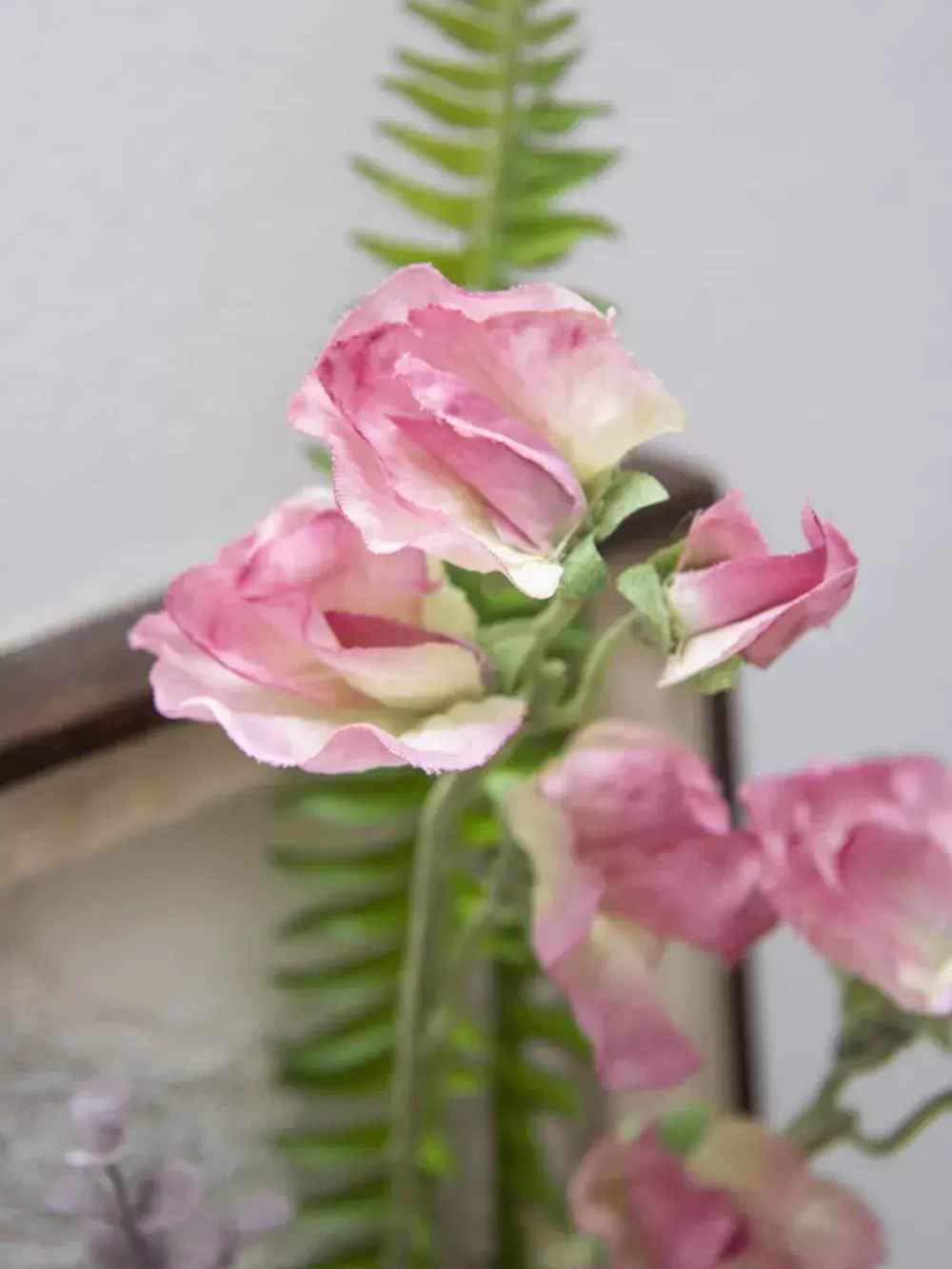 Настенная композиция с цветами в раме 51*25 см