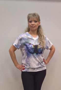 Бело-голубая футболка с принтом стразовая "бабочка"