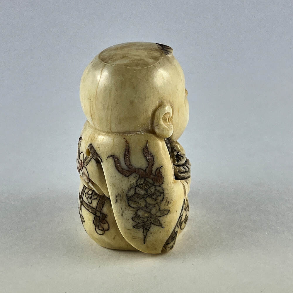 Статуэтка нэцкэ Ребенок Карако со священными карпами