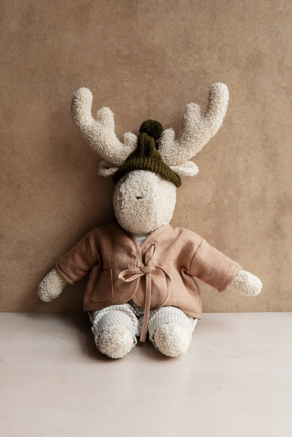 Лосик бежевый в карамельной фуфайке и зеленой шапке