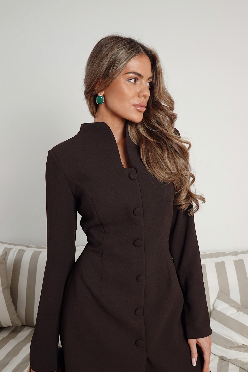 Платье силуэта песочные часы с пуговицами