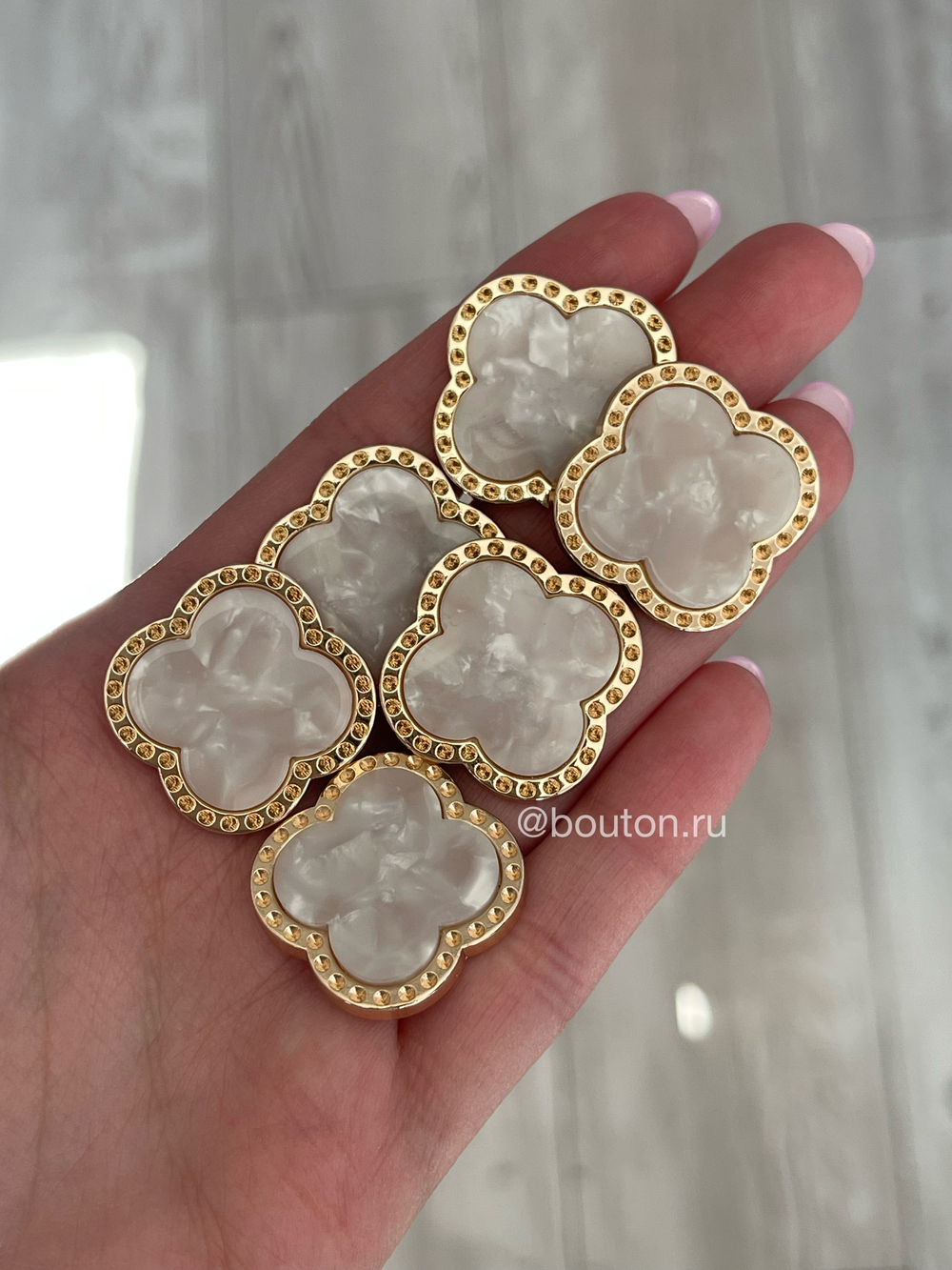 Пуговицы Белые Перламутр Цветок четырехлистник