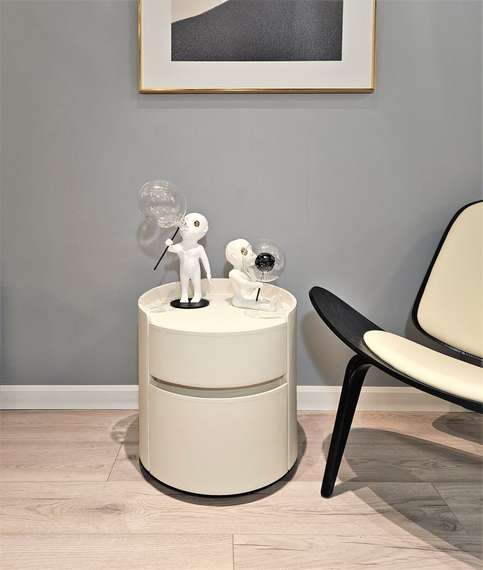 Прикроватная тумбочка MLL-E01 с двумя ящиками, белая экокожа