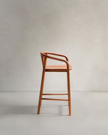 Полубарный стул для улицы Turqueta из дерева, высота 65 см