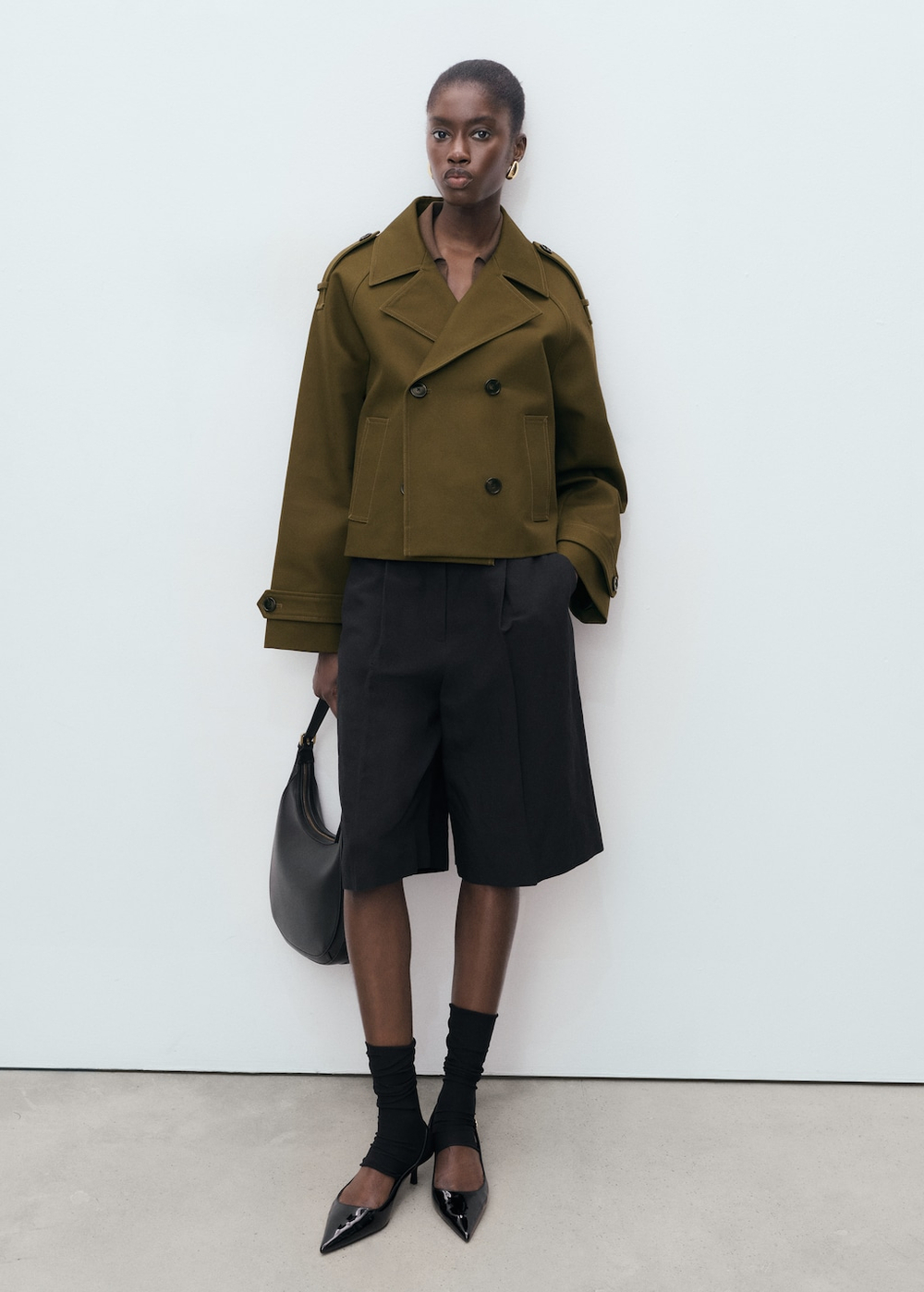 Короткий тренч оверсайз с двубортной застежкой на пуговицы