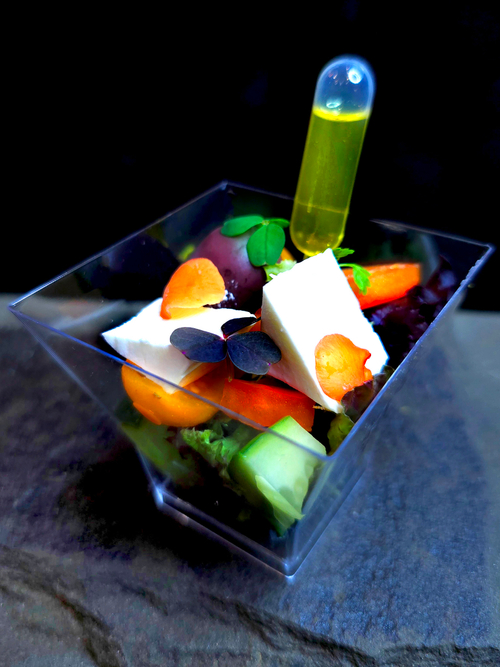 Салат с брынзой, розовой оливкой, овощами и розмариновым оливковым маслом