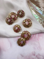 Пуговицы в золотистом металле с разноцветными стразами и розовой эмалью