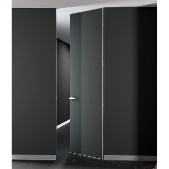 Фото межкомнатной скрытой двери под окраску Дверцов Invisible Revers с чёрной алюминиевой кромкой с внутренним открыванием