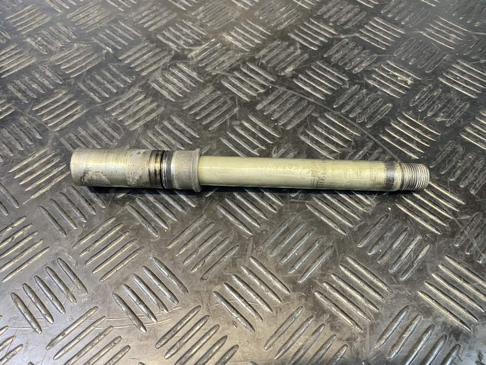 Ось переднего колеса Suzuki GSR400 (GK7DA)