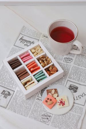 Набор цветных шоколадок с орехами