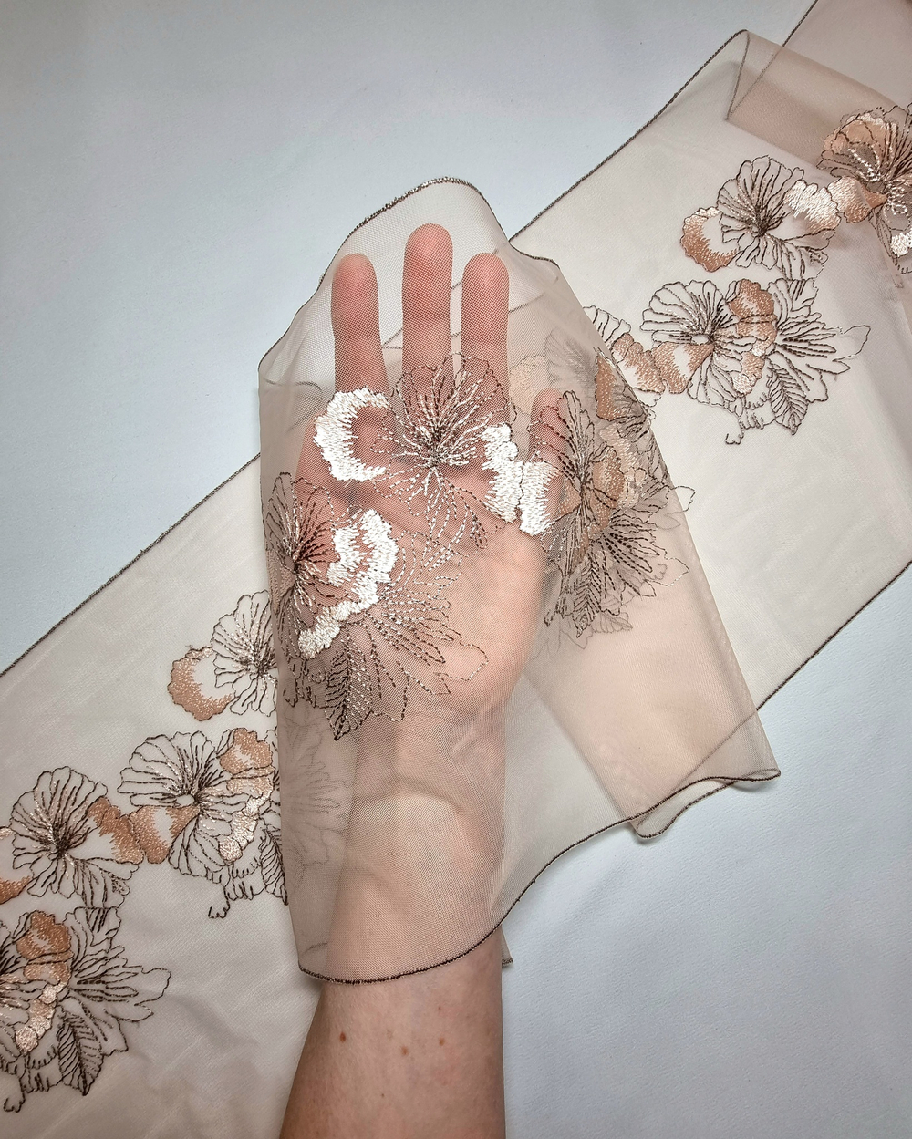 Вышивка на сетке серебристый пион К159 правая