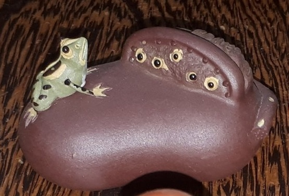 258014 Фигурка исинская глина "Лягушка с лотосом". Чайный аттракцион: пузыри