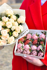 Букет из кустовых пионовидных роз «Ваниль» 7 шт и клубника в шоколаде