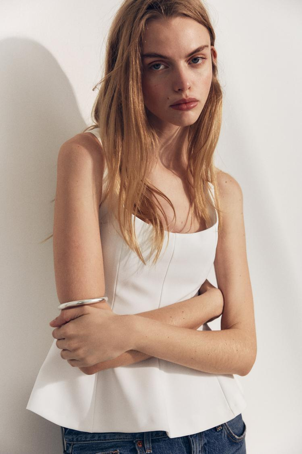 ZARA ТОП ИЗ ЭЛАСТИЧНОЙ ТКАНИ С БАСКОЙ, БЕЛЫЙ