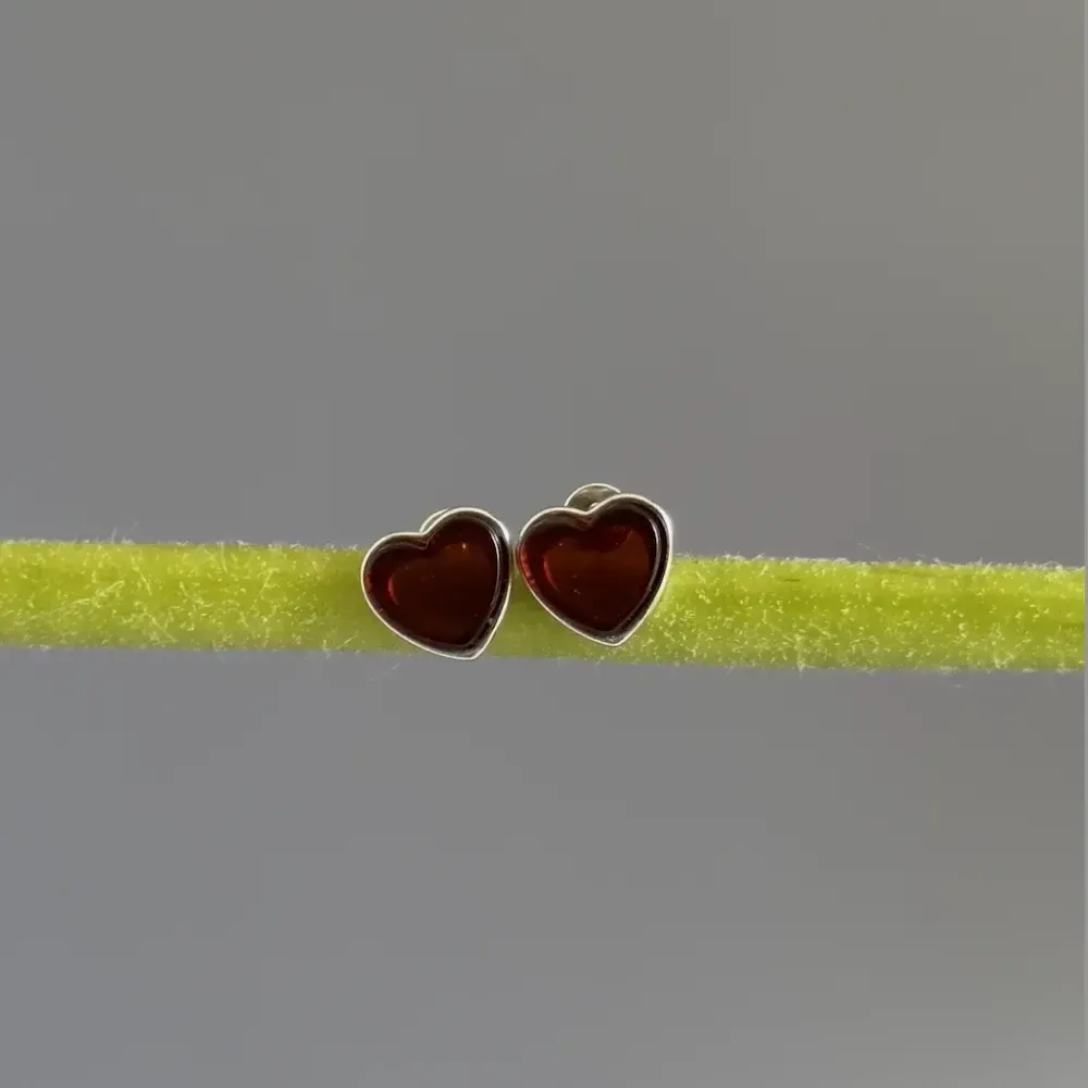 Пусеты Сердца с вишневым янтарем
