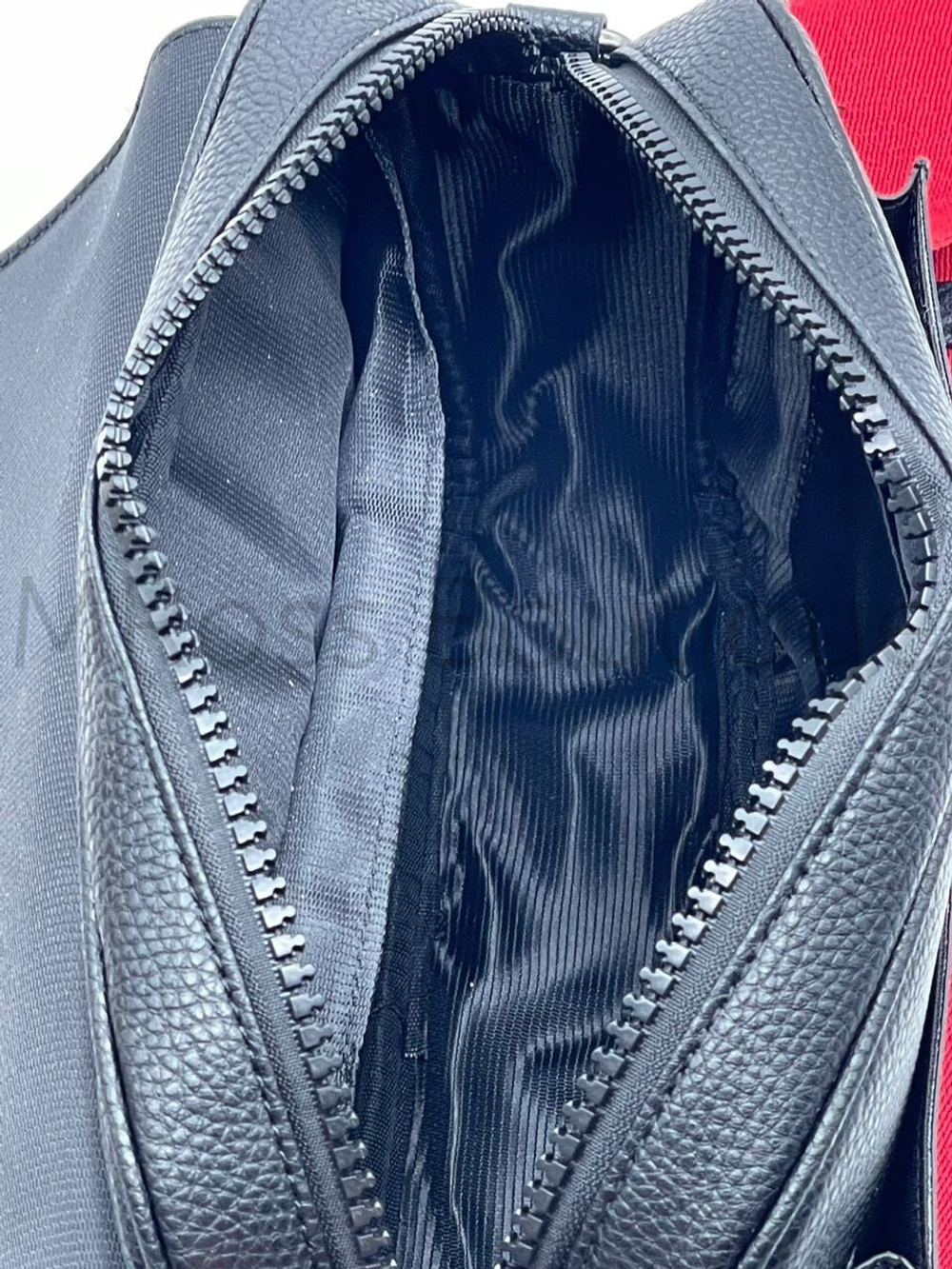 Черная кожаная сумка Coach через плечо с красным плечевым ремнем