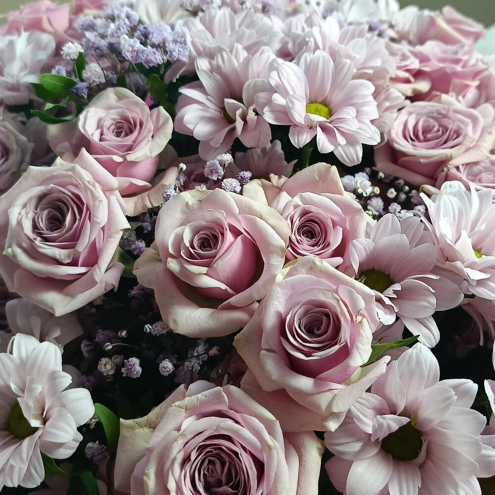 Сиренево-розовый букет из кустовой розы, кустовой хризантемы и гипсофилы (L)