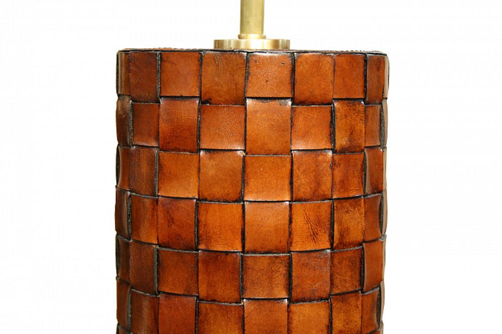 Лампа в кожаном плетении