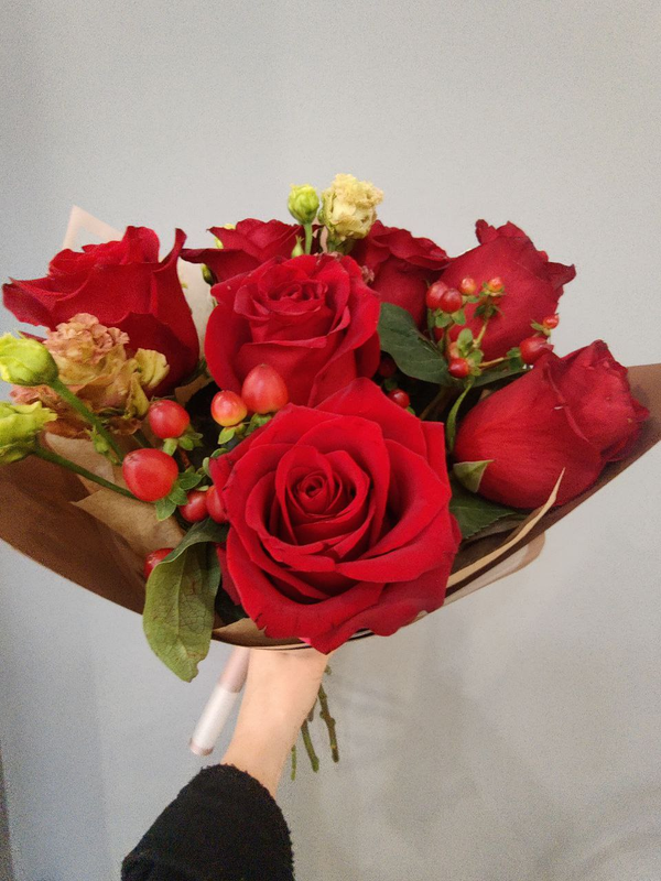 Букет из премиальных красных роз с эустомой и гиперикумом