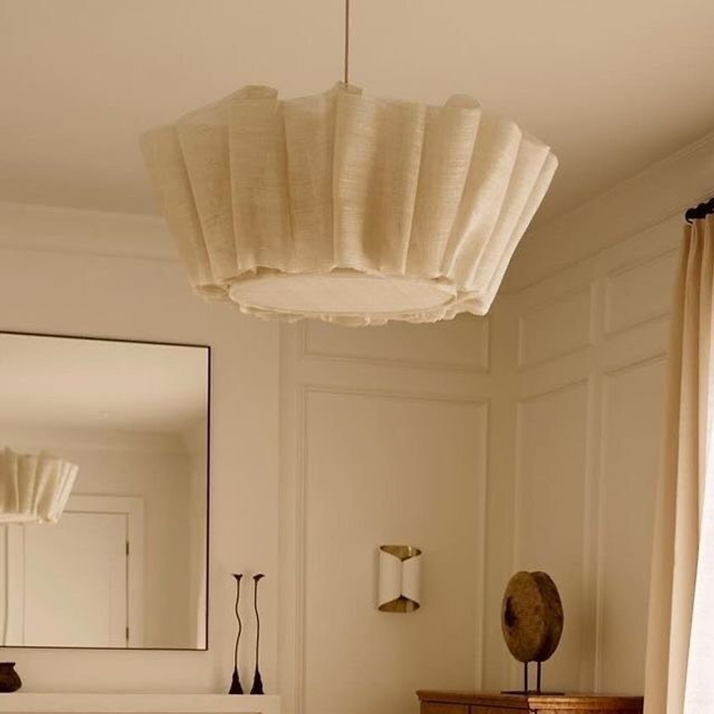 Лаконичный подвесной светильник с мягким текстильным абажуром и теплым рассеянным светом.