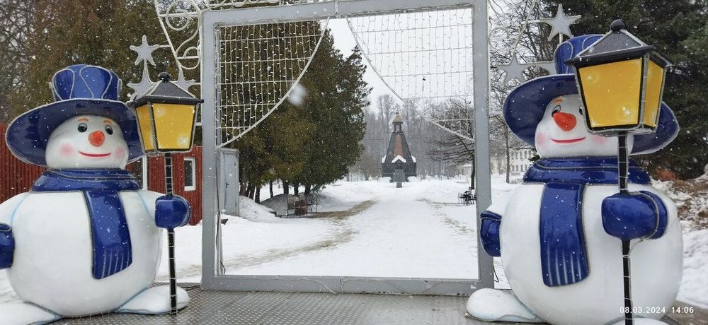 Уличная фигура "Снеговик с фонарем"