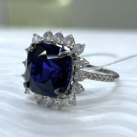 Кольцо серебряное с синем крупным камнем под сапфир