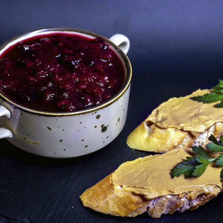 Паштет из куриной печени с брусничным джемом