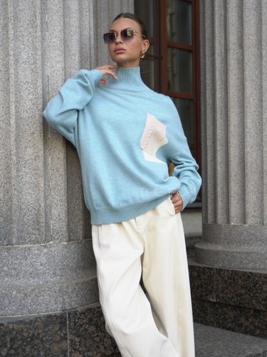 Голубой шерстяной свитер с контрастным карманом