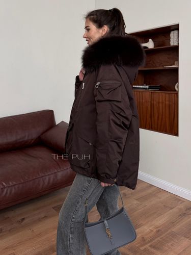 Укороченная женская парка шоколадного цвета с меховым воротником