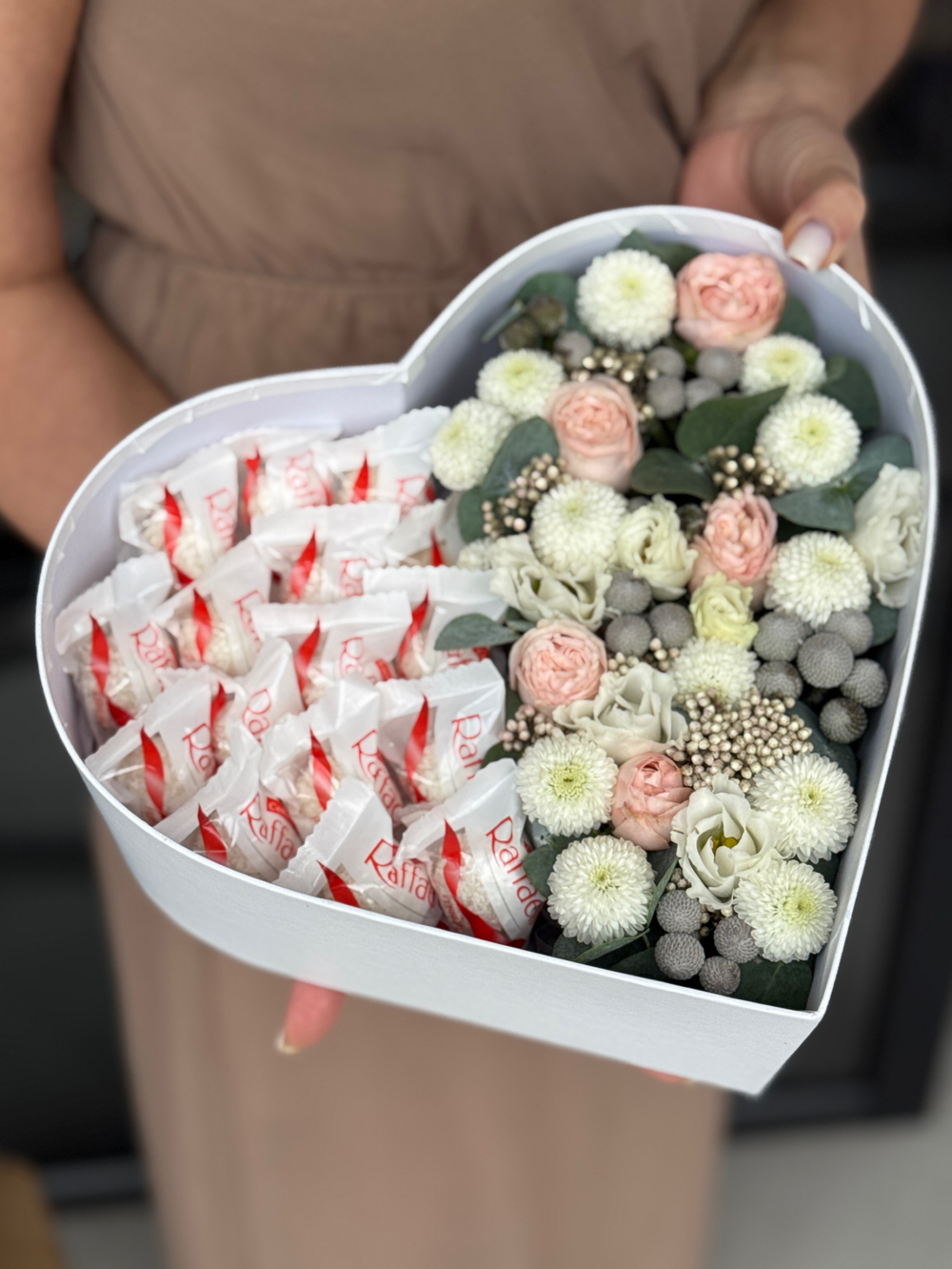 Трепетная композиция в нежных оттенках сезонных цветов и конфет Raffaello от Флора Маркет, размер M