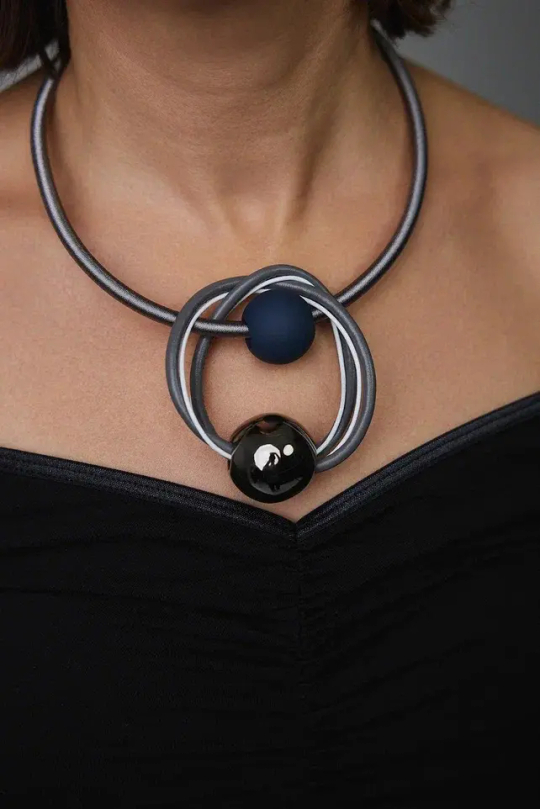 Колье графитовый и синий шары на серо-белой коже и сером текстиле