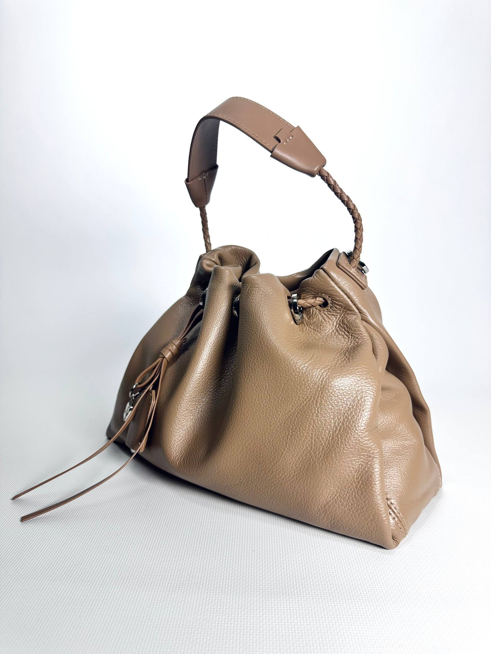 Женская сумка-кисет бежевого цвета