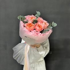 Букет из пионовидных роз с эвкалиптом