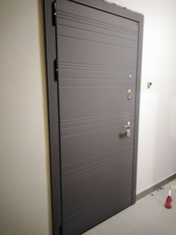 Входная дверь с зеркалом Лекс Сенатор 3К с шумоизоляцией Софт графит / №102 Бетон серый с зеркалом