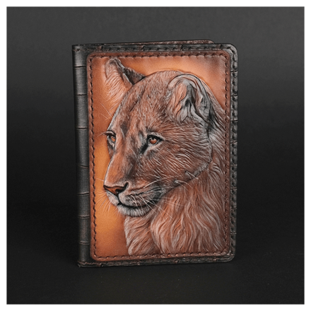 Кожаная обложка на паспорт «Львица»