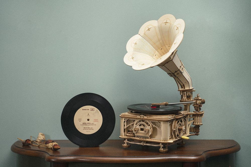 Деревянный конструктор Классический граммофон с USB подключением (ROKR)